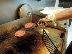 Zwei Hamburger auf einem Bräter