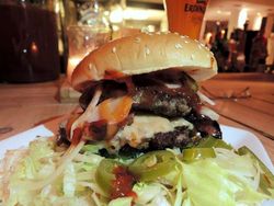 Teller mit riesigem Burger