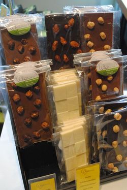 Verschiedene Tafeln von Schokolade in Plastik verpackt