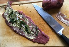 Schneidebrett mit Messer und Roulade