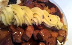 Kalbsleberwürfel mit Kartoffelpüree und bunten Karotten