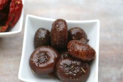 Schüssel mit Balsamico-Zwiebeln