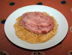 Teller mit Sauerkraut und Kassler