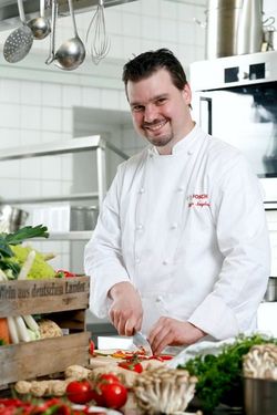 Stefan Neugebauer beim Kochen in der Küche