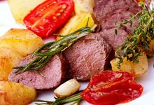 Lammfilets, Kartoffeln, Kräuter und zwei halbe Tomaten