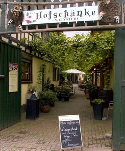 Eingang zum Restaurant Hofschänke in Winden