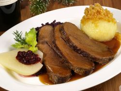 Teller mit Wildbraten und Knödel