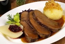 Teller mit Wildbraten und Knödel